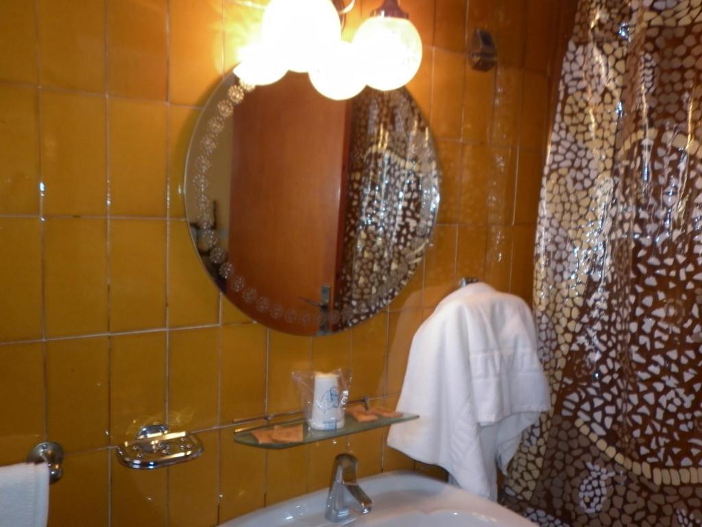 ホテルFonda Cerdanya プッチェルダー 部屋 写真