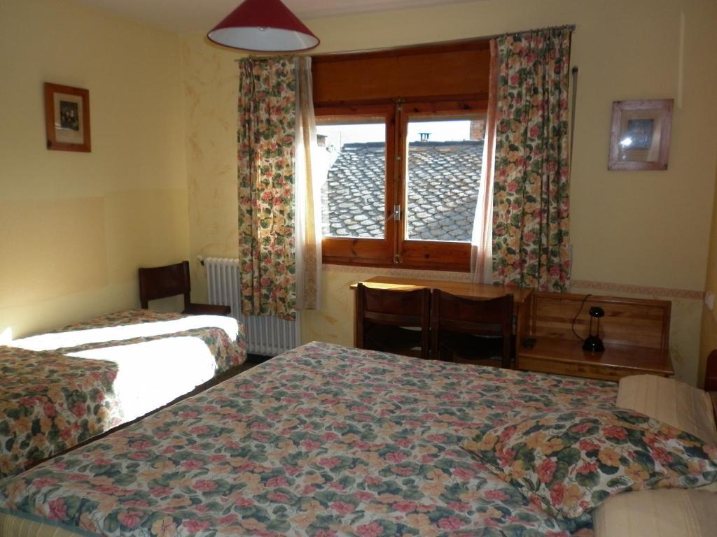 ホテルFonda Cerdanya プッチェルダー 部屋 写真