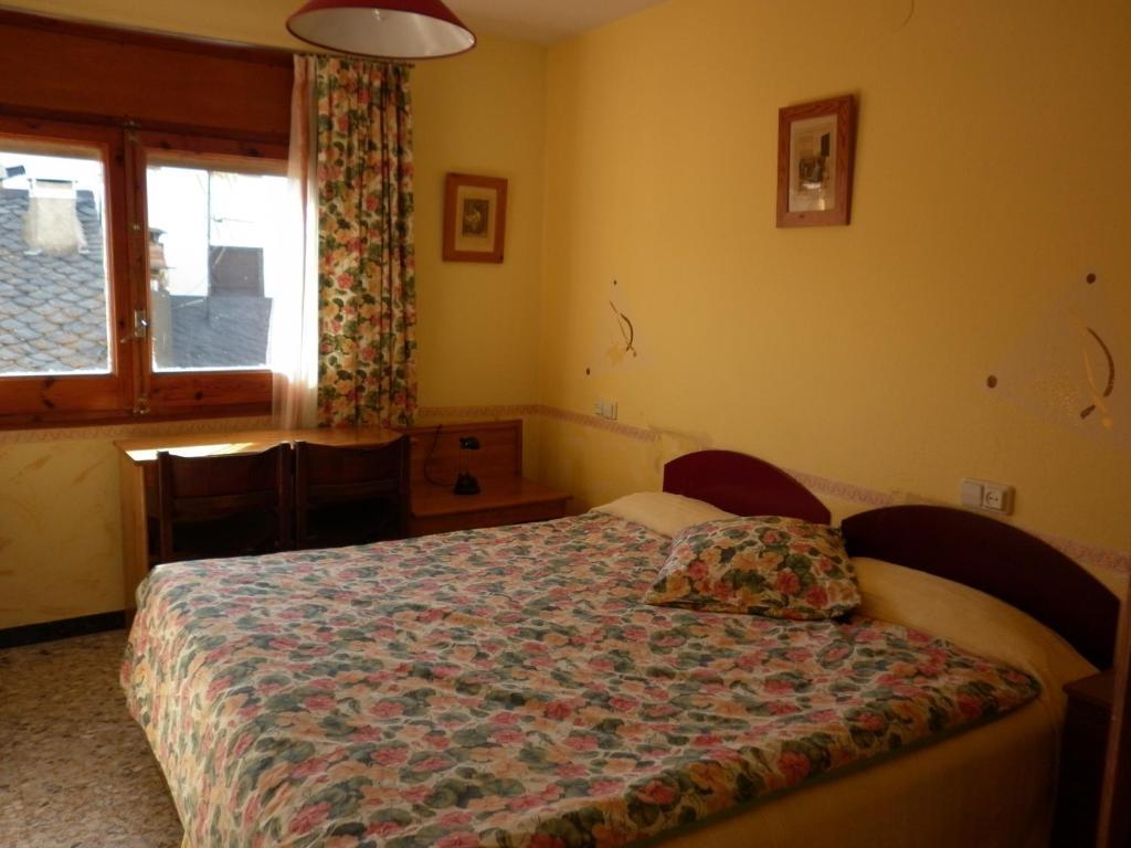 ホテルFonda Cerdanya プッチェルダー 部屋 写真