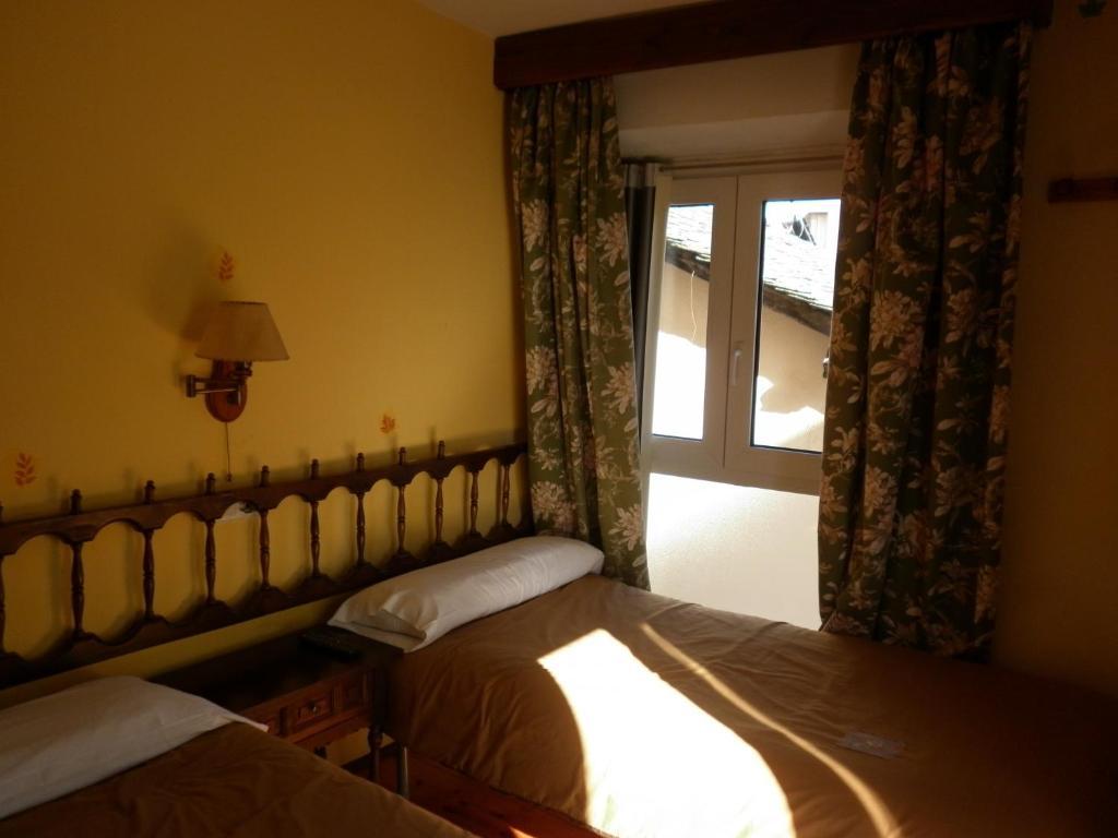 ホテルFonda Cerdanya プッチェルダー 部屋 写真