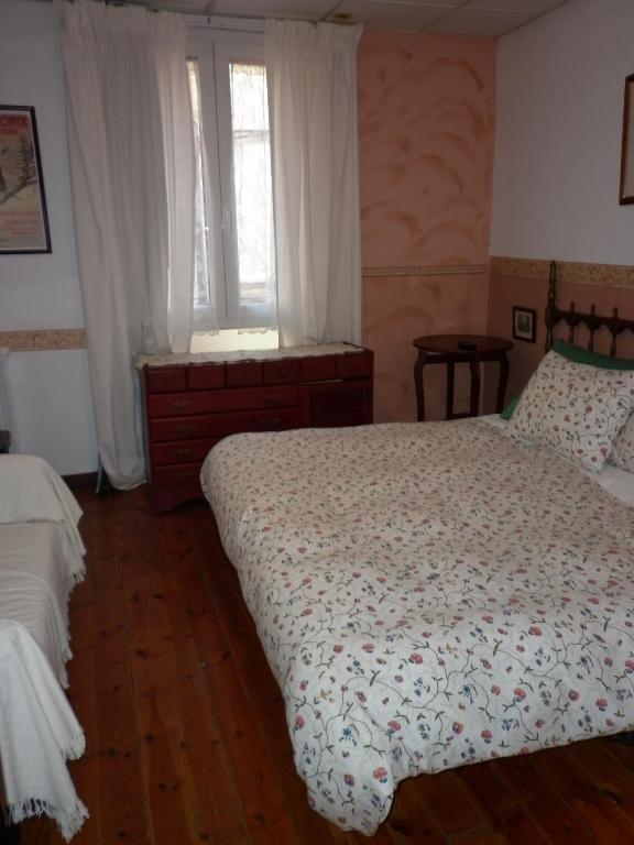 ホテルFonda Cerdanya プッチェルダー 部屋 写真